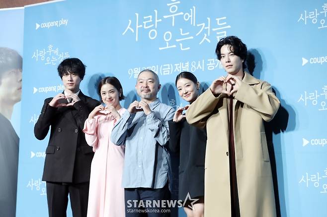 배우 사카구치 켄타로, 나카무라 안, 문현성 감독, 이세영, 홍종현이 12일 오전 서울 중구 웨스틴 조선호텔 그랜드볼룸에서 열린 쿠팡플레이 시리즈 '사랑후에 오는 것들' 제작발표회에 참석해 포즈를 취하고 있다.  '사랑 후에 오는 것들' 운명 같던 사랑이 끝나고, 모든 것을 잊은 여자 ‘홍’과 후회로 가득한 남자 ‘준고’의 사랑 후 이야기를 그린 감성 멜로드라로 오는 27일 첫 방송 예정이다. 2024.09.12 /사진=임성균