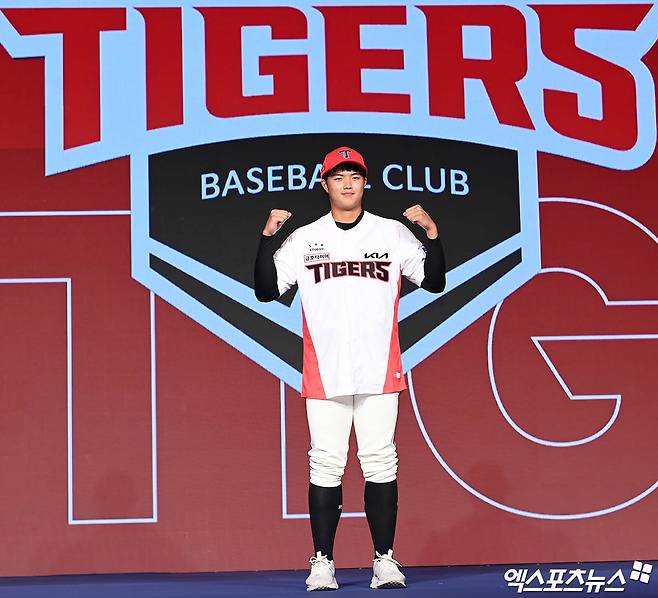 11일 오후 서울 신천동 롯데호텔 월드에서 열린 '2025 KBO 신인 드래프트'에 참석한 덕수고 김태형이 1라운드 5순위로 KIA에 지명된 뒤 기념 촬영을 하고 있다. 잠실, 박지영 기자