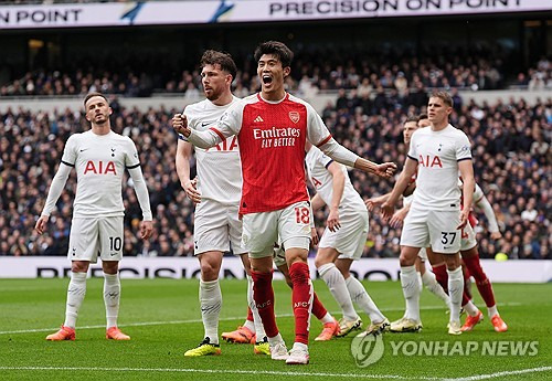 영국 매체 더 선이 12일(한국시간) 토트넘이 북런던 더비에서 아스널과의 북런던 더비에서 프리미어리그 불명예 기록을 피하길 바라고 있다고 전했다.   토트넘이 오는 15일(한국시간) 잉글랜드 런던에 있는 토트넘 홋스퍼 스타디움에서 아스널과 2024-2025시즌 프리미어리그 '북런던 더비'를 갖는다.  연합뉴스