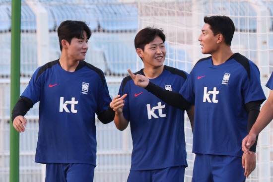 축구대표팀 공격수 주민규(오른쪽에서 첫 번째)가 지난 10일 오만 무스카트 술탄 카부스 경기장에서 열린 2026 월드컵 아시아 3차예선 B조 2차전 오만과의 원정 경기 최종 훈련에서 설영우(왼쪽에서 첫 번째), 이강인 등 대표팀 동료들과 대화하고 있다. 연합뉴스