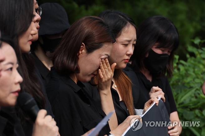 동료 교사를 잃은 슬픔 전국초등교사노조 조합원을 비롯한 초등학교 교사들이 2023년 7월 20일 오후 서울시 교육청 앞에 열린 서이초 선생님 추모 기자회견에서 눈물을 흘리고 있다. [연합뉴스 사진]