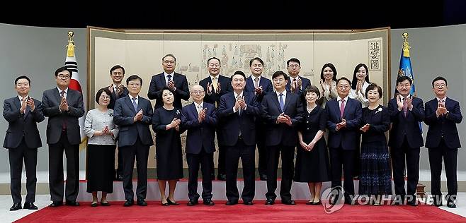 윤석열 대통령, 임명장 및 위촉장 수여식 기념촬영 (서울=연합뉴스) 홍해인 기자 = 윤석열 대통령이 12일 서울 용산 대통령실 청사에서 열린 임명장 및 위촉장 수여식을 마친 뒤 대통령실 참모진과 함께 기념촬영을 하고 있다. 
    앞줄 왼쪽부터 이도운 홍보수석, 정진석 대통령 비서실장, 최양희 국가과학기술자문회의 부의장 부부, 안창호 국가인권위원장 부부, 윤 대통령, 서승환 국민경제자문회의 부의장 부부, 유일호 규제개혁위원장 부부, 성태윤 대통령실 정책실장, 홍철호 정무수석. 
    뒷줄 왼쪽부터 이정민 인사제도비서관, 박상욱 과학기술수석, 전광삼 시민사회수석, 김주현 민정수석, 장상윤 사회수석, 유혜미 저출생대응수석, 정혜전 대변인. 2024.9.12 [대통령실통신사진기자단] hihong@yna.co.kr