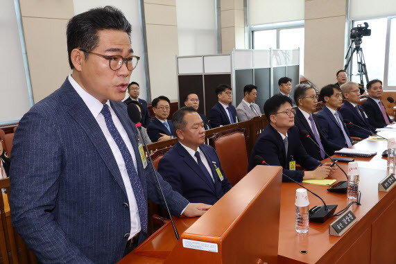 지난달 20일 국회에서 열린 행정안전위원회의 ‘세관 연루 마약 밀반입 사건 수사 외압 의혹 청문회’에서 증인으로 출석한 백해룡 강서경찰서 화곡지구대장(전 영등포서 형사과장)이 신문에 답하고 있다.(사진=연합뉴스)