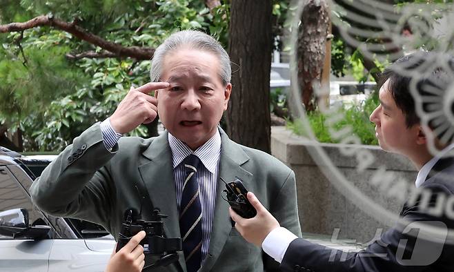 '전공의 집단사직 공모' 혐의를 받는 주수호 전 대한의사협회 비대위 언론홍보위원장이 25일 오전 서울 마포구 서울경찰청 공공범죄수사대에 출석하며 취재진의 질문에 답변하고 있다. 2024.7.25/뉴스1 ⓒ News1 김명섭 기자