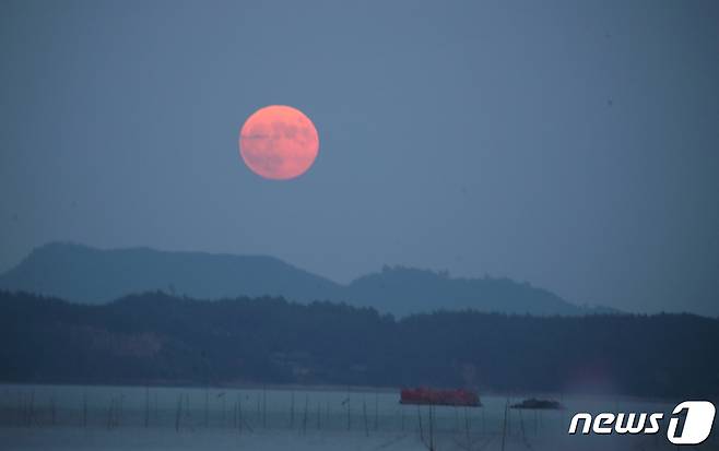 지난해 추석 전남 보성군 금능항에 보름달이 떠 있다. 2023.9.29/뉴스1 ⓒ News1 김태성 기자