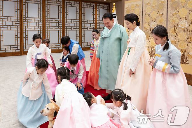 윤석열 대통령과 부인 김건희 여사가 다문화가정 어린이들과 함께 한가위 명절 인사를 촬영했다고 대통령실이 13일 밝혔다.  (대통령실 제공) 2024.9.13/뉴스1 ⓒ News1 송원영 기자