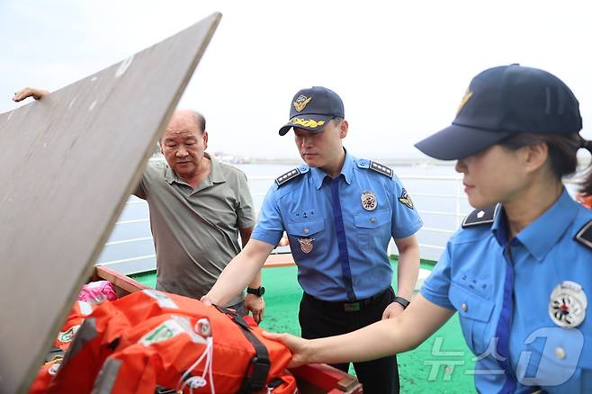 이우수 속초해경서장이 13일 강원 강릉시 주문진항 일대 유람선과 낚시어선 안전관리 실태를 점검하고 있다.(속초해경 제공) 2024.9.13/뉴스1