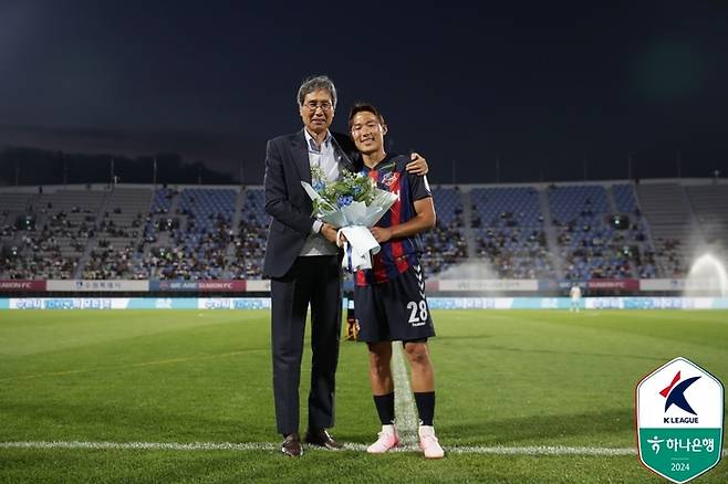 수원FC 최순호 단장과 손준호. 제공 | 한국프로축구연맹