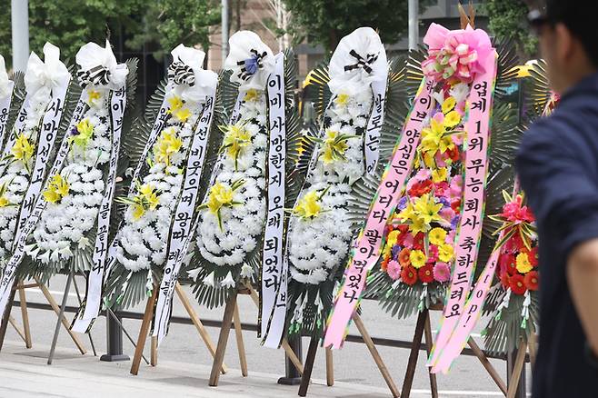 지난달 31일 오전 서울 용산구 하이브 사옥 앞에 뉴진스 팬들이 보낸 근조화환이 놓여 있다. 사진 | 연합뉴스