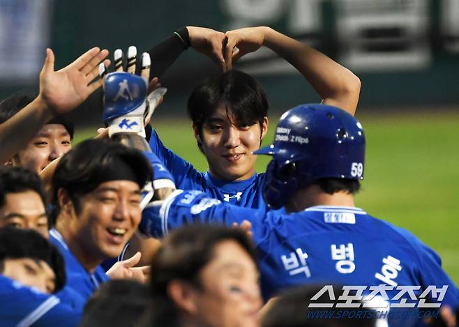 1회 박병호의 스리런포가 터지자 달려 나온 원태인은 머리 위로 하트를 그렸다