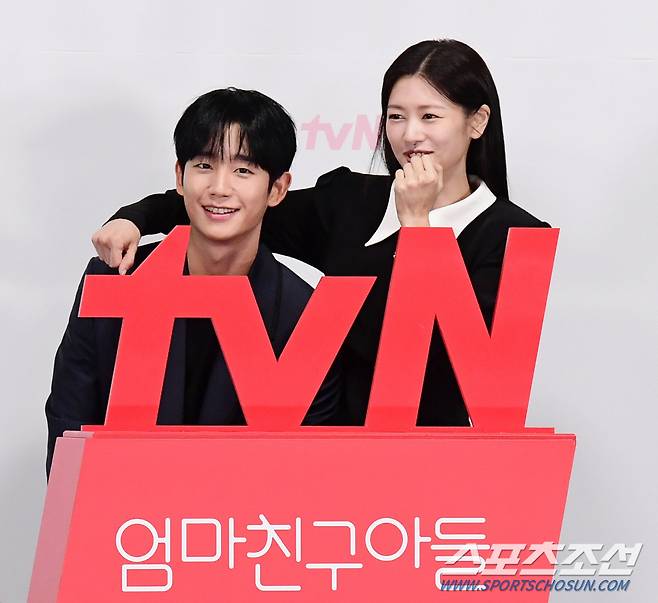 14일 서울 신도림 라마다호텔에서 tvN 새 토일드라마 '엄마친구아들' 제작발표회가 열렸다. 포즈를 취하고 있는 정해인, 정소민. 신도림=송정헌 기자songs@sportschosun.com/2024.08.14/