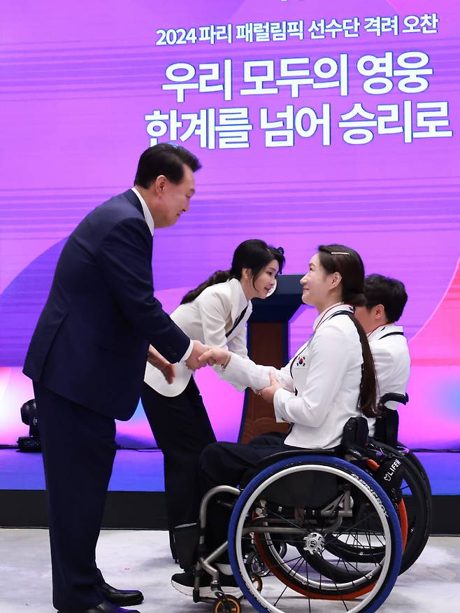 윤석열 대통령 부부, 파리 패럴림픽 선수에게 국민감사 메달 수여    윤석열 대통령과 김건희 여사가 13일 청와대 영빈관에서 열린 '2024 파리 패럴림픽 선수단 격려 오찬'에서 휠체어펜싱 조은혜 선수, 사격 서훈태 선수에게 국민감사 메달을 수여하고 있다.  저작권자(c) 연합뉴스, 무단 전재-재배포, AI 학습 및 활용 금지>