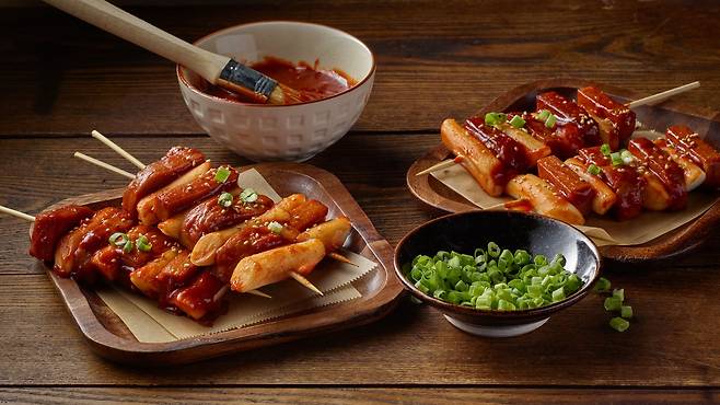 고추장맛 스팸과 소떡소떡을 곁들이는 조리 예./Hoemel Foods. SPAM®