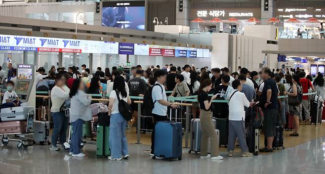 추석 연휴를 앞둔 13일 인천국제공항 출국장에서 이용객들이 탑승수속을 위해 줄 서 있다. /뉴스1