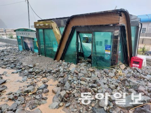 12일 경북 울릉군 울릉읍 한 버스정류장에 폭우로 인해 떠내려온 토사와 돌덩이가 넘치고 있다. 독자 제공