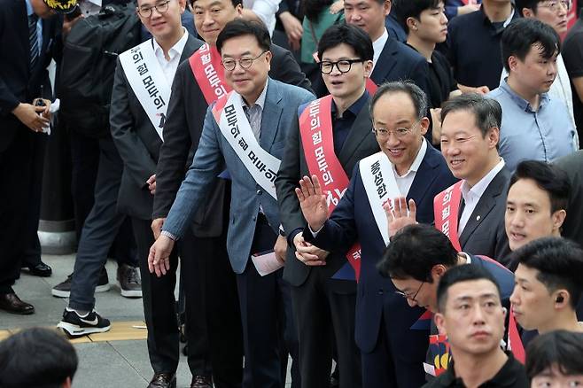 한동훈 국민의힘 대표를 비롯한 지도부가 13일 오전 서울 용산구 서울역KTX 플랫폼에서 귀성객들에게 인사를 하고 있다.(공동취재)뉴시스