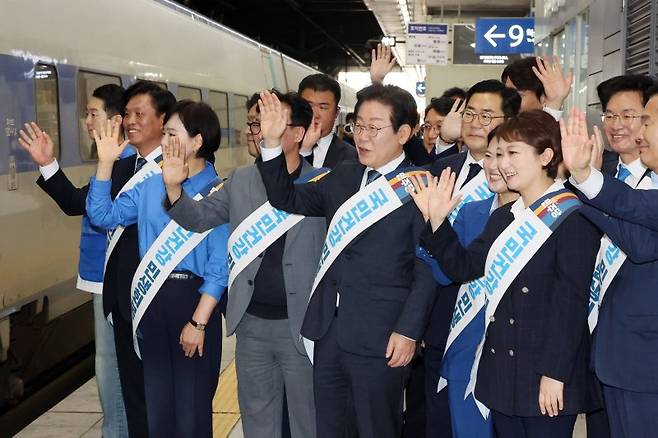 [서울=뉴시스] 조성우 기자 = 이재명 더불어민주당 대표, 박찬대 원내대표를 비롯한 지도부가 13일 오전 서울 용산역에서 귀성 인사를 하고 있다. 2024.09.13. xconfind@newsis.com /사진=뉴시스