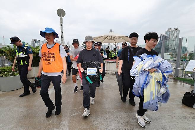 한국발전산업노동조합 도서전력지부 조합원들이 추석 연휴를 앞둔 13일 오전 서울 중구 서울로7017에 불법파견 노동자 직고용과 부당해고 원직 복직을 촉구하는 대형 펼침막을 설치하려다 경찰에 저지당한 뒤 긴급 기자회견을 하고 자리를 떠나고 있다. 김영원 기자 forever@hani.co.kr