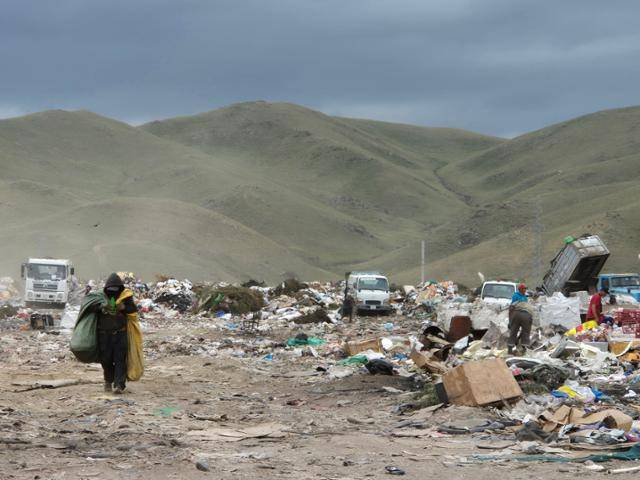 몽골 울란촐로트 쓰레기 매립장에서 한 남자가 포대자루를 양쪽으로 이고 걷고 있다. 쓰레기차 여러 대가 폐기물을 쏟아붓는 사이로 사람들은 폐기물 더미를 뒤졌다. 이곳에 모이는 쓰레기들은 몽골 인구의 절반이 사는 수도 울란바토르에서 배출된 것들이다. 몽골은 기후변화 여파로 지방이 사막화·황폐화되면서, 유목민 생활을 접고 그나마 인프라가 갖춰진 도시로 몰려드는 인구가 점점 늘고 있다. 울란촐로트=최나실 기자