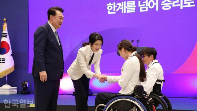 윤석열 대통령과 김건희 여사가 13일 청와대 영빈관에서 열린 2024 파리 패럴림픽 선수단 격려 오찬에서 국민 감사 메달을 수여하고 있다. 왕태석 선임기자