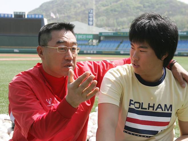 <who are="" you="">한화 최동원 투수 코치가 류현진에게 이야기를 해주고 있다. 대전=김민규 기자&nbsp;</who>