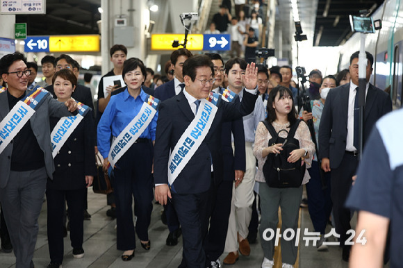 더불어민주당 이재명 대표와 박찬대 원내대표를 등 의원들이 추석 연휴를 하루 앞둔 13일 오전 서울 용산역에서 귀성길에 오른 시민들에게 인사를 하고 있다. [사진=곽영래 기자]