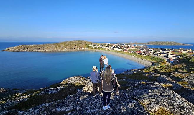 노르웨이 동북단의 갯마을 뷰고니스. 작고 아름다운 북유럽의 마을이다. 해안 너머에 있는 바다가 베린츠해고 베린츠해는 북극해와 맞닿아 있다. 그리 멀지 않다. 손민호 기자