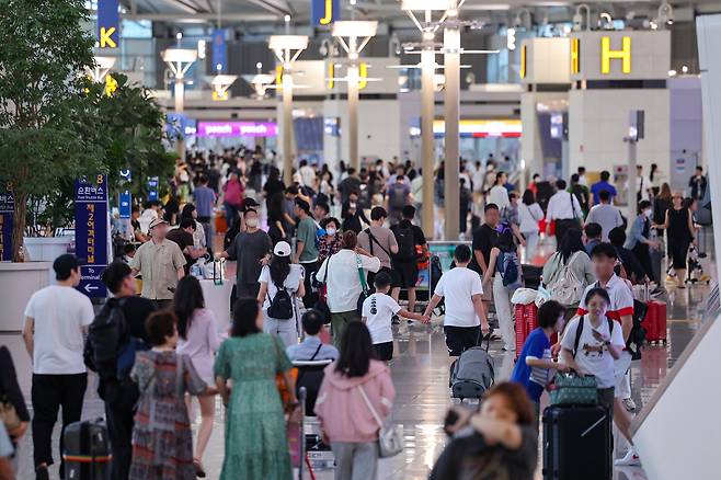 추석연휴 시작을 앞둔 13일 오전 인천국제공항 제1여객터미널 출국장이 여행객 등으로 붐비고 있다. 연합뉴스