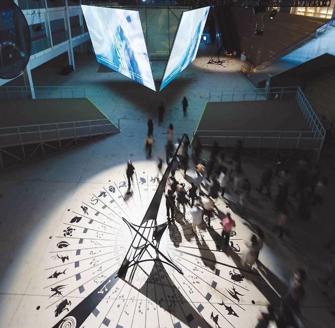김아영의 신작 ‘딜리버리 댄서의 선 : 인버스’를 선보이는 광주시 동구 국립아시아문화전당(ACC). 3면 스크린과 해시계 작품이 함께 설치됐다.   
 /국립아시아문화전당 제공