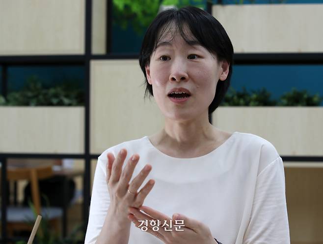 김효정 한국여성정책연구원 연구위원이 지난달 5일 서울 정동 경향신문사에서 인터뷰를 하고 있다. 서성일 선임기자