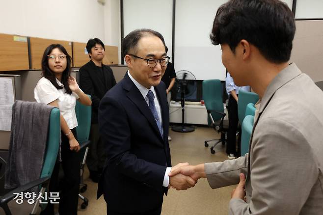 Prosecutor General Lee Won-seok shakes hands with a reporter at the Supreme Prosecutors\' Office in Seocho-gu, Seoul, on September 12, a day before his retirement. Reporter Cho Tae-hyung