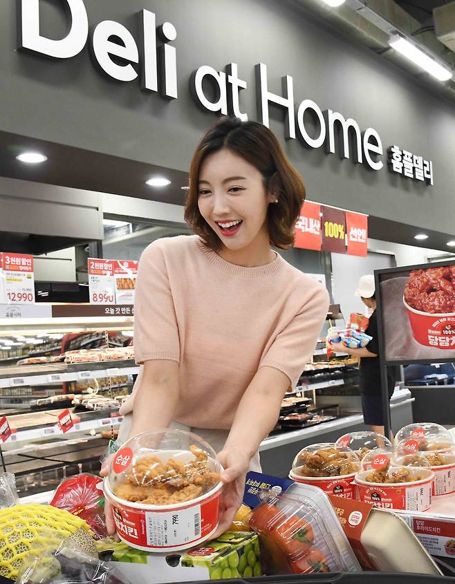 A model showcases products at the Homeplus Mega Food Market in Daegu (Homeplus)