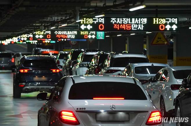 추석 연휴를 하루 앞둔 13일 인천국제공항 단기주차장 전광판에서 '만차'가 표시되고 있다.