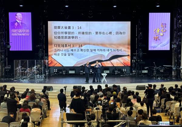 장마오쑹(왼쪽) 대만 신티엔 싱타오교회 목사가 12일 이 교회에서 열린 조용기 목사 3주기 추모예배에서 말씀을 전하고 있다.