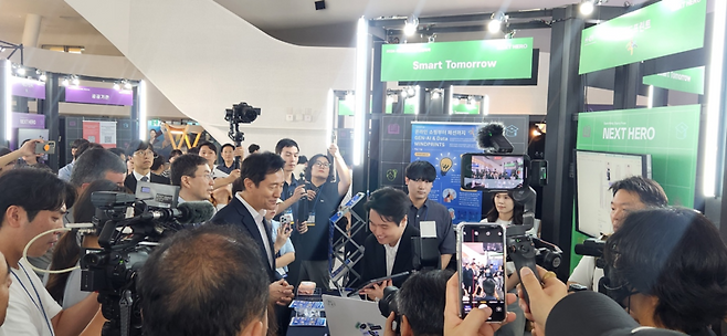 마인드프린트의 우수한 대표가 오세훈 시장 앞에서 기술에 대해 설명하고 있다 / 출처 = 마인드프린트