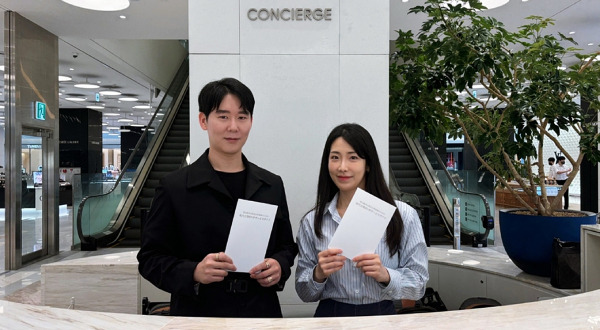 Hyundai Department Store employees at The Hyundai Seoul’s concierge desk are introducing services for Hankyu Department Store’s VIP customers. The two companies have collaborated in VIP marketing after sharing pop-up store expertise. (Hyundai Department Store)