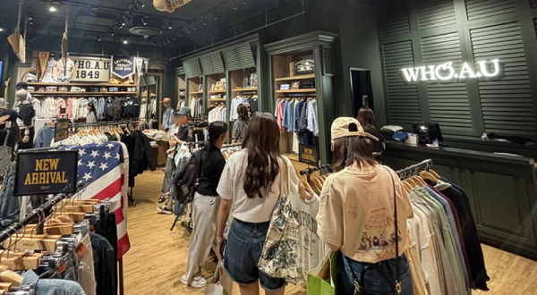 Customers are browsing products at the WHO.A.U Hongdae store. (E-Land)