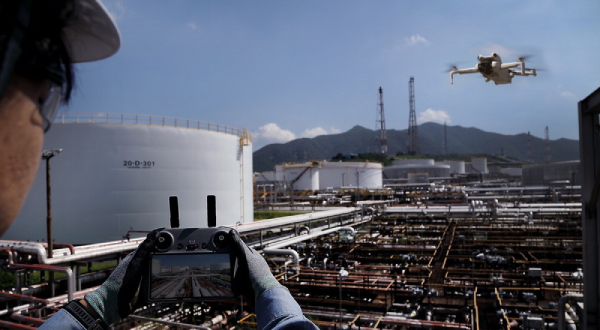 An employee at GS Caltex’s Yeosu plant in Jeollanam-do is using a drone to inspect the facility. (GS Caltex)