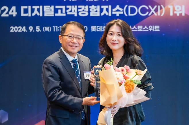 지난 5일 서울 소공동 롯데호텔에서 진행된 '디지털 고객 경험지수(DCXI)' 인증 수여식에서 한국표준협회 강명수 회장(왼쪽)과 삼성전자 이보나 상무(오른쪽)가 기념 촬영을 하고 있다. / 사진=삼성전자