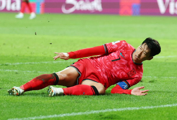 서울월드컵경기장의 잔디에 대한 우려가 커져가는 가운데 아시아축구연맹(AFC)도 개선을 지적해 오는 10월 개최될 요르단전의 장소에 대한 고민이 깊어지고 있다. 사진은 지난 10월 팔레스타인전 잔디에 쓰러진 손흥민의 모습. /사진=뉴시스