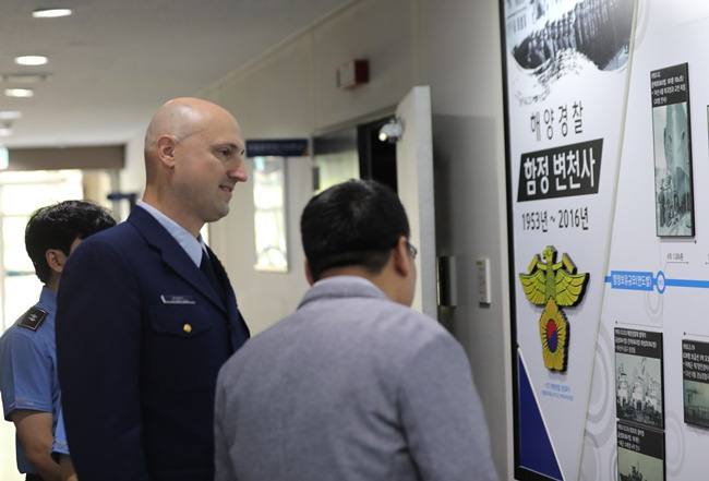 주한미국대사관 USCG 무관 크리스모리스 중령이 12일 해양경찰교육원을 찾아 견학하고 있다.