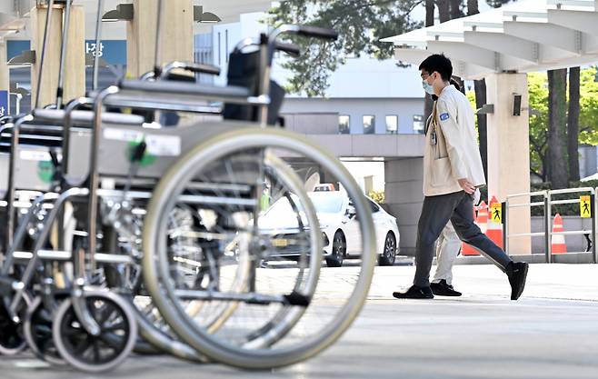 서울 서초구 가톨릭대학교 서울성모병원에서 한 의사가 본관으로 이동하고 있다. 임세준 기자