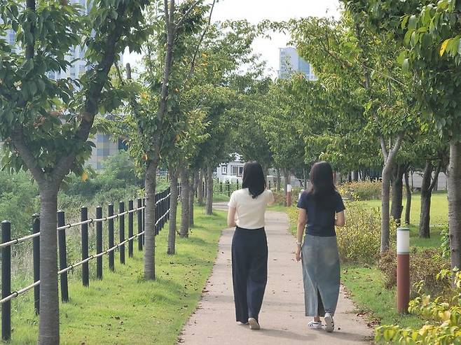 [대구=뉴시스] 이상제 기자 = 12일 대구 동구 각산동 나불지를 찾은 시민들이 산책을 즐기고 있다. 2024.09.12. king@newsis.com  *재판매 및 DB 금지