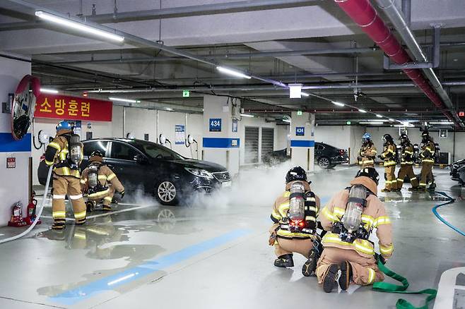 [부산=뉴시스] 13일 부산 해운대구 해운대백병원 지하 주차장에서 해운대소방서 대원들이 화재 진압 훈련을 하고 있다. (사진=해운대백병원 제공) 2024.09.13. photo@newis.com *재판매 및 DB 금지