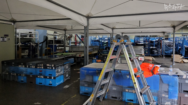 쿠팡 경기 시흥2캠프에서 사망 노동자 고 김명규 씨가 일했던 작업대. 쿠팡의 신선식품을 담는 '프레시백'을 정리하는 곳이었다. 유가족 주장에 의하면, 김 씨는 사망 당일 이곳에서 혼자 두 명분의 일을 해야 했다.