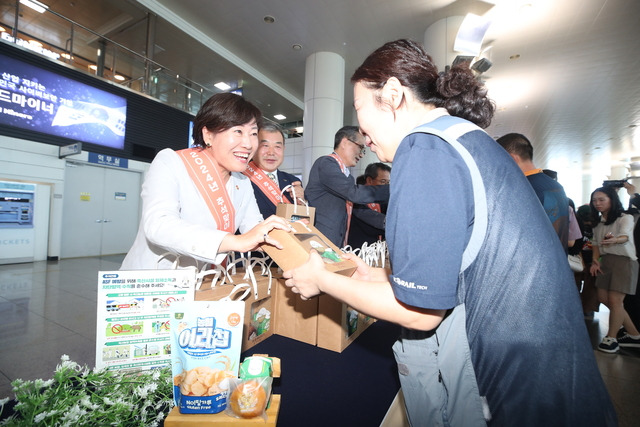 13일 대전역에서 진행된 귀성객 대상 가루쌀 간식 나눔 행사에서 송미령 농림축산식품부 장관(맨 왼쪽)이 귀성객에게 가루쌀 꾸러미를 전달하고 있다. 대전=김병진 기자