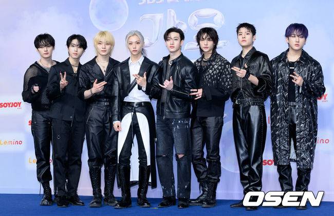 [OSEN=이대선 기자] 21일 오후 인천 영종도 인스파이어 아레나에서 ‘2024 SBS 가요대전 서머(2024 SBS 가요대전 Summer)’ 블루카펫 행사가 열렸다.‘2024 SBS 가요대전 Summer’는 잔나비를 비롯해 NCT 127, 온앤오프, Stray Kids, (여자)아이들, 투모로우바이투게더, 이영지, CRAVITY, WOOAH, STAYC, 엔하이픈, NMIXX, IVE, 르세라핌, 뉴진스, xikers, KISS OF LIFE, ZEROBASEONE, NCT WISH, 아일릿까지 총 20팀의 아티스트가 출연한다.그룹 스트레이키즈가 블루카펫을 밟고 있다. 2024.07.21 /sunday@osen.co.kr