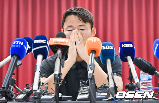 [OSEN=수원, 박준형 기자] 수원FC 손준호가 11일 오후 수원시체육회관에서 중국축구협회 영구 제명 징계 관련 반박 기자회견을 가졌다.중국축구협회는 지난 10일 “사법기관이 인정한 사실에 따르면 전(前) 산둥 타이산 선수 손준호는 정당하지 않은 이익을 도모하려고 정당하지 않은 거래에 참여해 축구 경기를 조작하고 불법 이익을 얻었다”며 “손준호의 축구와 관련된 어떠한 활동도 평생 금지한다”고 밝혔다.손준호는 지난해 5월 중국 상하이 훙차오공항을 통해 귀국하려다 공안에 연행됐고, 이후 형사 구류돼 랴오닝성 차오양 공안국의 조사를 받은뒤 지난 3월 풀려났다.이에 따라 승부 조작에 가담했다거나 산둥으로 이적하는 과정에서 금품이 오갔을 가능성이 거론됐지만, 손준호 측은 강하게 부인해왔다.손준호가 눈물을 보이고 있다.    2024.09.11  / soul1014@osen.co.kr