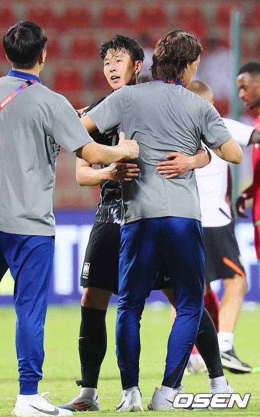 [OSEN=무스카트(오만) 민경훈 기자] 홍명보 감독이 이끄는 대한민국 축구 국가대표팀은&nbsp;10일 오후 11시(이하 한국시간) 오만 무스카트의 술탄 카부스 종합운동장에서 오만과&nbsp;2026 국제축구연맹(FIFA) 북중미 월드컵 아시아 지역 3차 예선 B조 2차전 맞대결에서 3-1 승리를 거뒀다.이로써 홍명보호는 지난 팔레스타인전 충격을 딛고 첫 승을 신고하는 데 성공했다.경기를 마치고 대한민국 손흥민이 홍명보 감독과 포옹을 하고 있다. 2024.09.10 / rumi@osen.co.kr