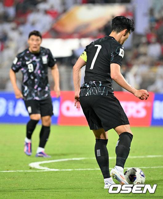 [OSEN=무스카트(오만) 민경훈 기자] 홍명보 감독이 이끄는 대한민국 축구 국가대표팀은&nbsp;10일 오후 11시(이하 한국시간) 오만 무스카트의 술탄 카부스 종합운동장에서 오만과&nbsp;2026 국제축구연맹(FIFA) 북중미 월드컵 아시아 지역 3차 예선 B조 2차전 맞대결에서 3-1 승리를 거뒀다.이로써 홍명보호는 지난 팔레스타인전 충격을 딛고 첫 승을 신고하는 데 성공했다.경기를 마치고 대한민국 손흥민이 주민규에게 쐐기골 어시스트를 하고 있다. 2024.09.10 / rumi@osen.co.kr